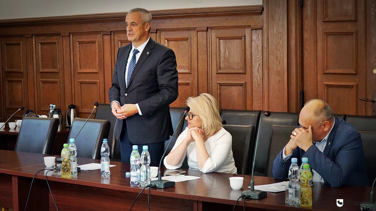 Odwołanie przewodniczącego to tylko pretekst do „pogawędki” z burmistrzem?