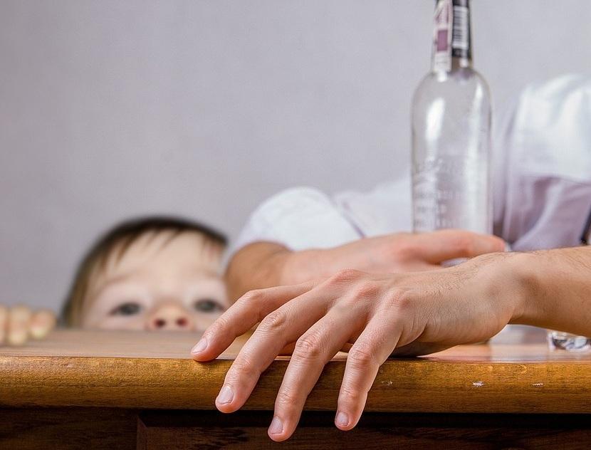Dwoje dzieci pod opieką pijanej matki