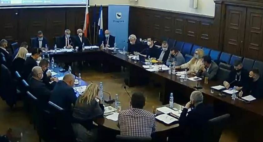 Dokończenie sesji Rady Miejskiej - przewodniczący groził wezwaniem policji