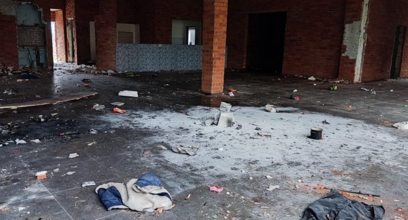 Rozpalili ognisko w pustostanie - od tragedii uchronił ich telefon świadka i policyjna interwencja