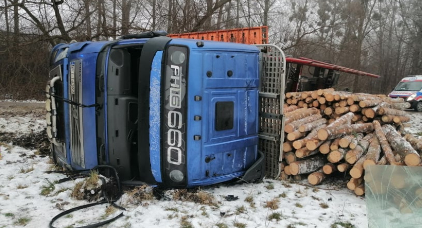 Ślisko na drogach - ciężarówka z drewnem wpadła do rowu