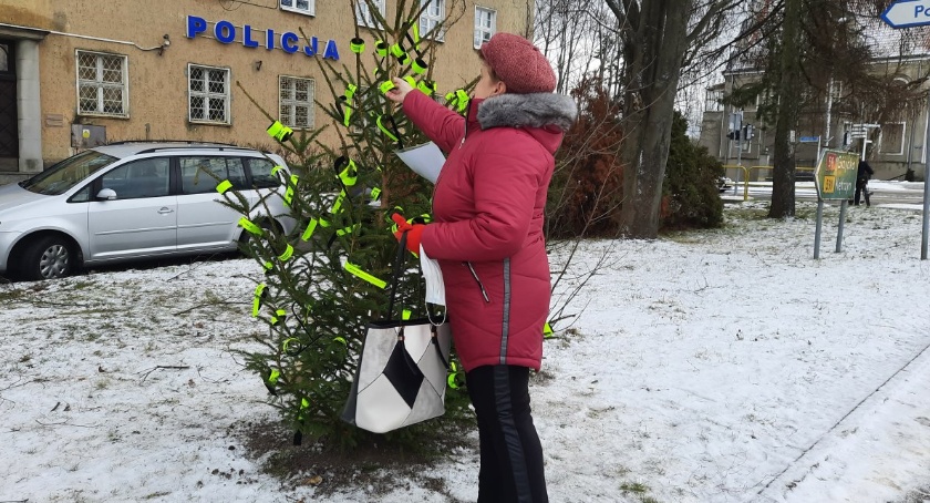 Choinka ogołocona z odblasków w mgnieniu oka