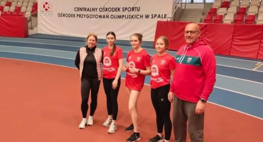 Młodzi lekkoatleci z Woźnic szlifowali formę w Spale