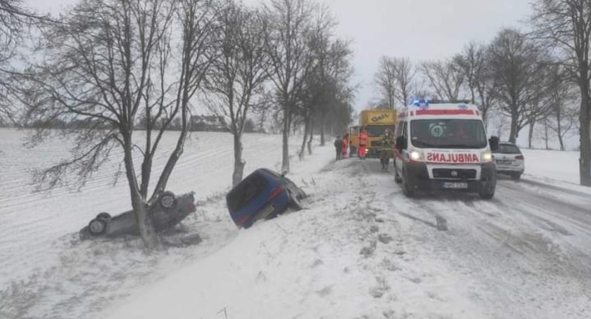 Fatalne warunki na drogach - pod Rydwągami auto w rowie
