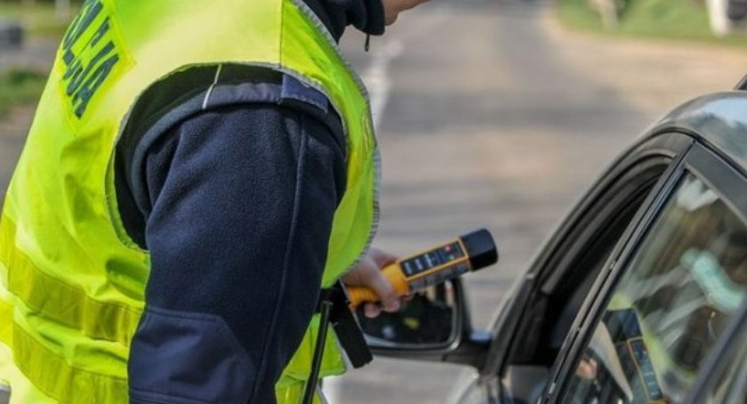 74-letni amator jazdy na podwójnym gazie zatrzymany w Polskie Wsi