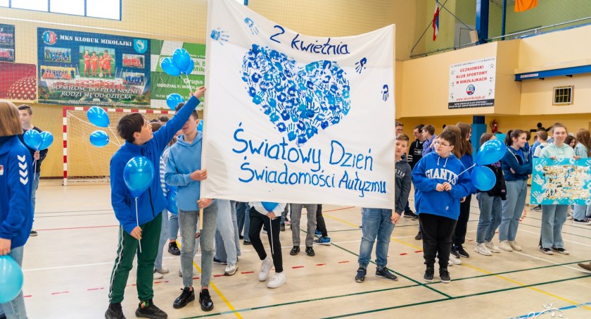 Światowy Dzień Świadomości Autyzmu - niebieski pochód w Mikołajkach