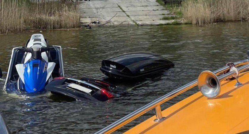 Auto i skuter pod wodą - wystarczyła chwila nieuwagi