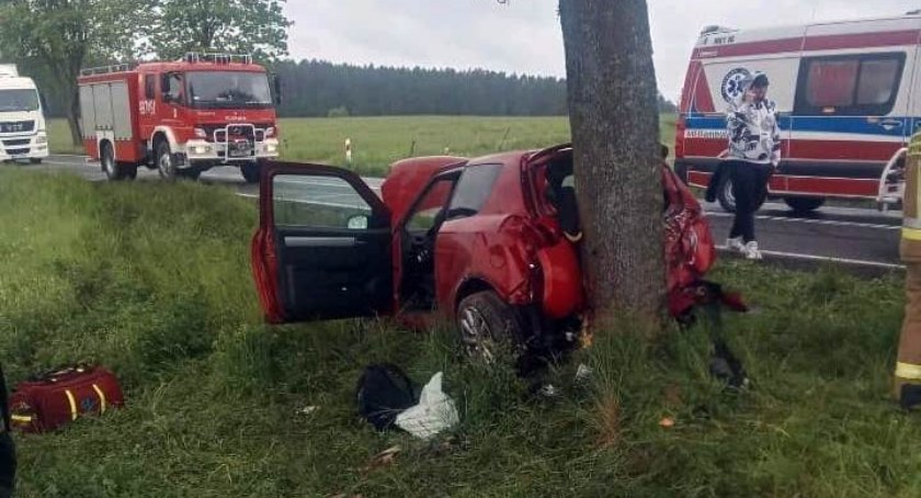 Seria wypadków w powiecie - rozbite suzuki w Mojtynach, jedna osoba w szpitalu