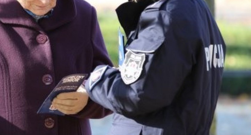 Mrągowo: Policjanci pomogli seniorce błąkającej się ulicami miasta