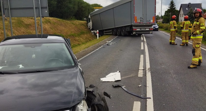 TIR w rowie, zablokował drogę wylotową z Mrągowa