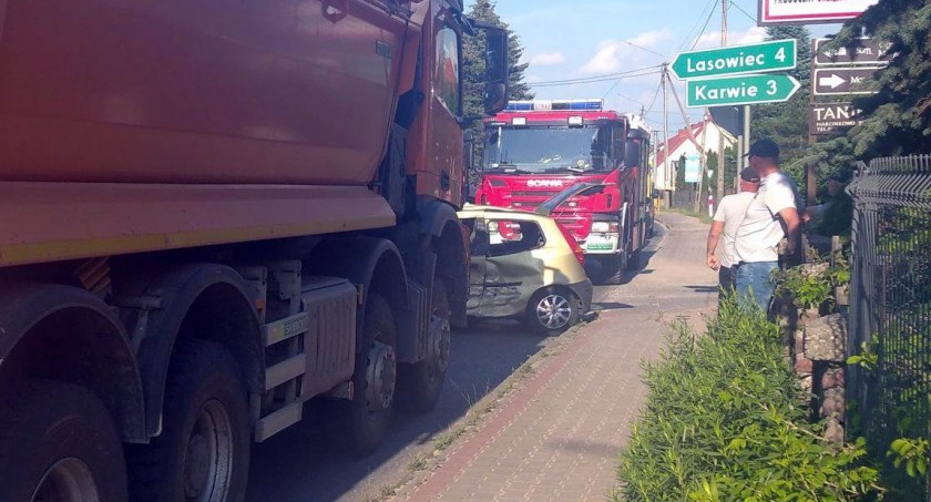 Wypadek w Marcinkowie - młoda kobieta z urazem oka trafiła do szpitala