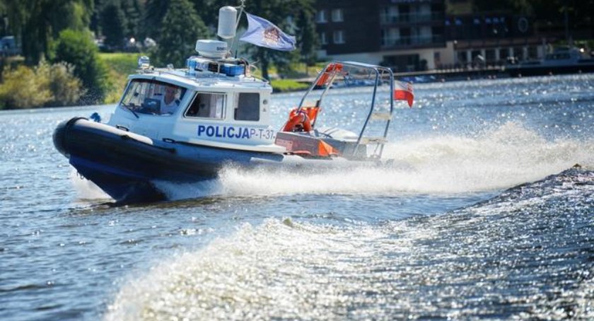 Zatopiona motorówka na Tałtach - pięcioosobową załogę wyciągnęli z wody inni wodniacy