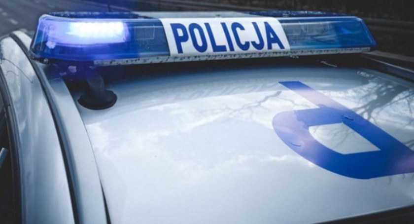 Warpuny: 75-latek uszkodził auto i odjechał