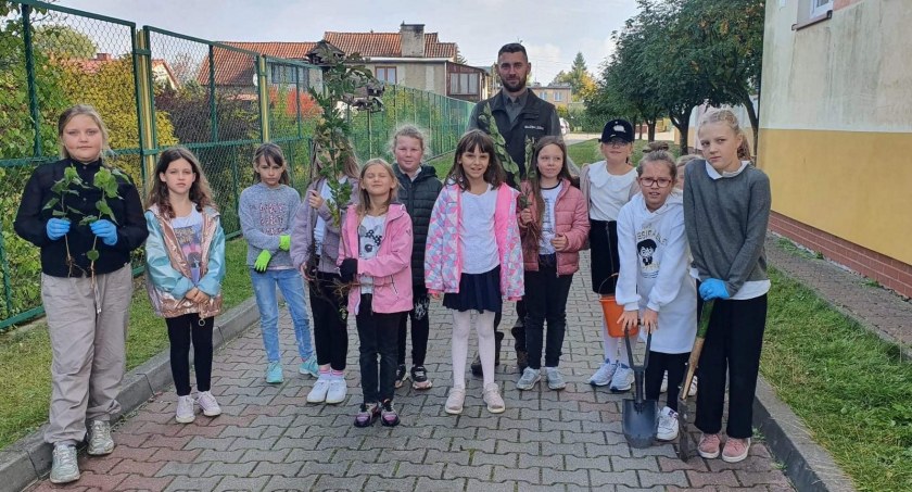 Odbierz i posadź - uczniowie z Piecek w ogólnopolskiej akcji
