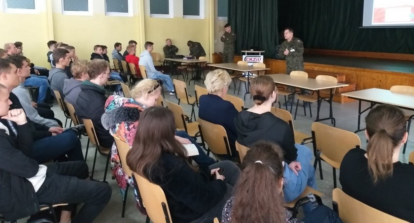Spotkanie uczniów klas wojskowych CKZiU z przedstawicielami centrum rekrutacji