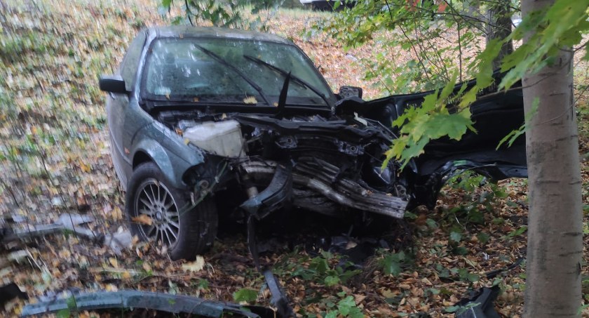 Gmina Mrągowo: BMW rozbite na drzewie