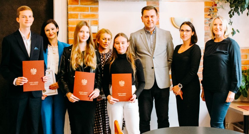 Czworo uczniów z gminnych szkół ze stypendiami wójta