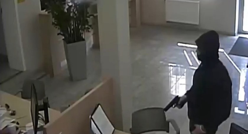 Większa kara dla byłego policjanta, który napadł na bank w Pieckach