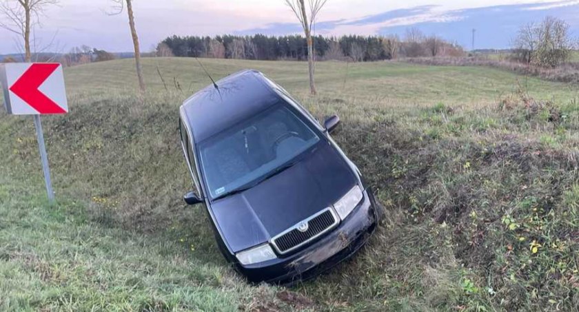 Wypadek w Nowym Probarku - 69-latka zahaczyła skodą o ciężarówkę