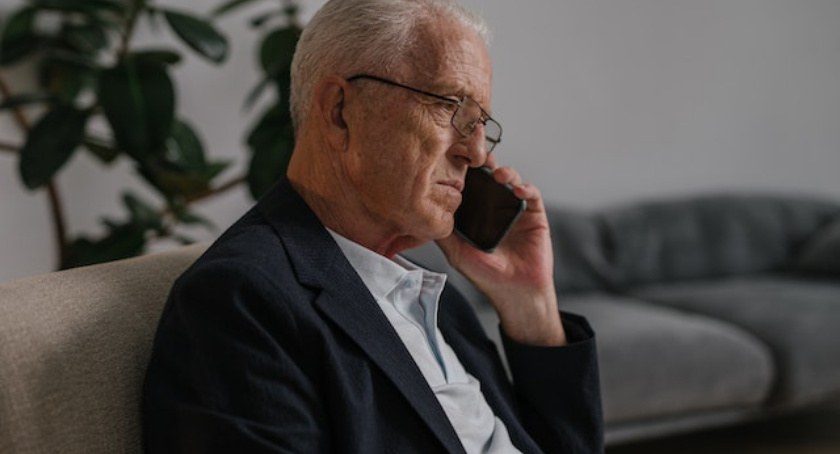 Bezpieczny senior korzysta z telefonu i Internetu