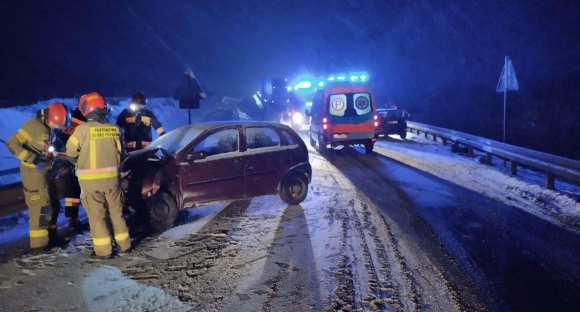 Czołowe zderzenie dwóch aut na krajowej 