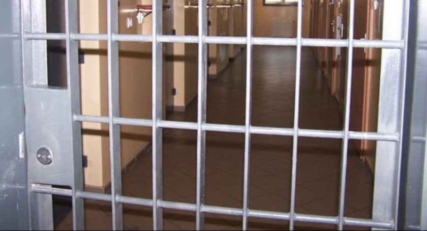 Poszukiwany mrągowianin wpadł z piwem w ręku i amfetaminą w kieszeni