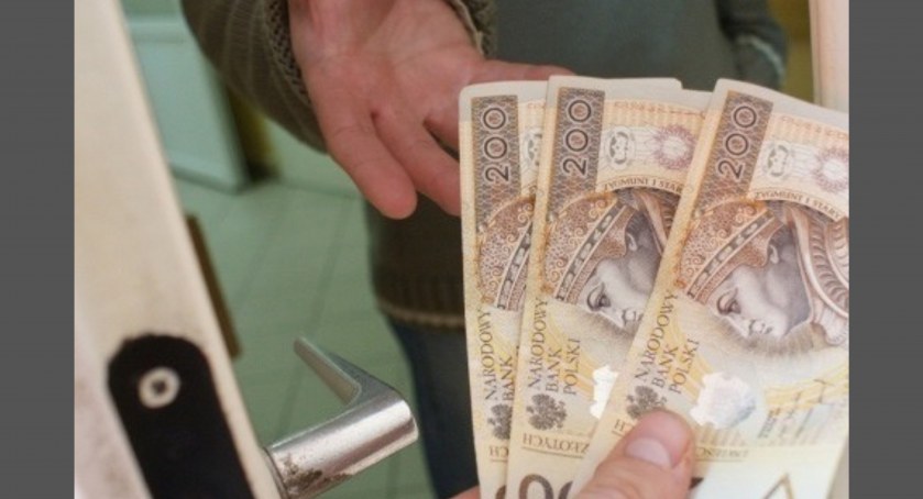 Mikołajki: Policja poszukuje oszustów, którzy okradli 89-latkę