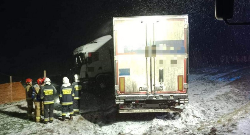 TIR w rowie między Nawiadami a Pieckami - kierowca był pijany
