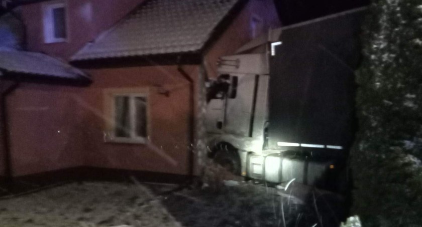 Mojtyny: Ciężarówka wbiła się w budynek mieszkalny