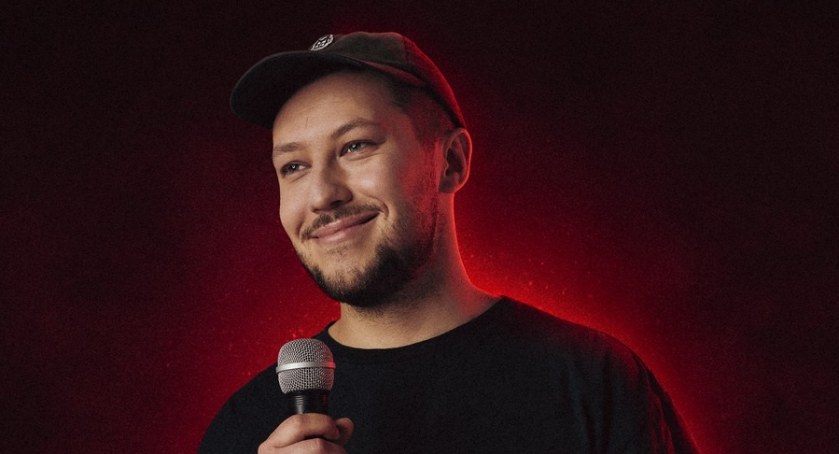 Tomek Kołecki na stand-upowej scenie w Polonii
