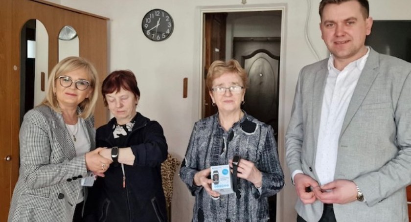 Pracownicy GOPS z teleopaskami u seniorów z Gminy Mrągowo