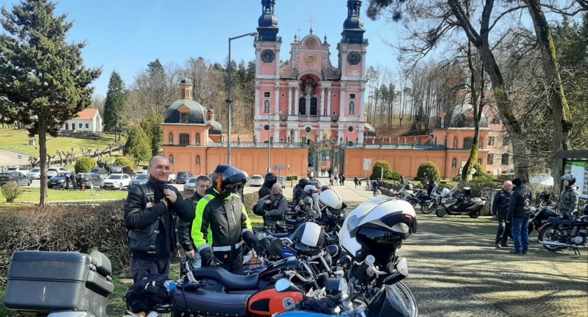 Mrągowscy motocykliści ruszyli ze święconką do Świętej Lipki