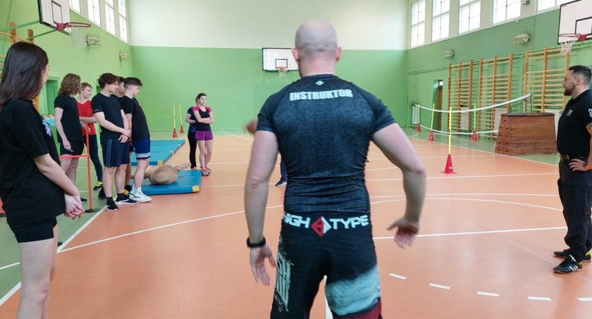 Uczniowie I LO w Mrągowie sprawdzali swoje siły na policyjnym torze przeszkód
