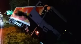 Ciężarówka w rowie – nocna akcja służb w Starych Kiełbonkach