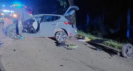 Na trasie Zyndaki-Gązwa samochód uderzył w drzewo. Z&hellip;
