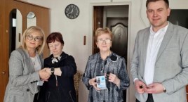 Pracownicy GOPS z teleopaskami u seniorów z Gminy Mrągowo