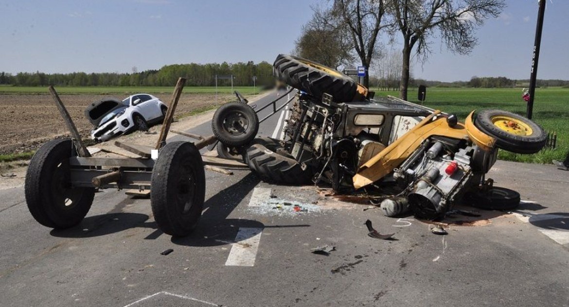Kościeniewicze: Wyprzedzał ciagnik rolniczy gdy ten skręcał. Dwie osoby trafiły do szpitala