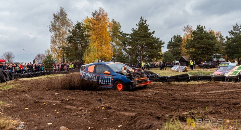 Biała Podlaska: Wyścigi wraków i wystawa super aut. Kolejna edycja Wrak Race przy E30 już w niedzielę