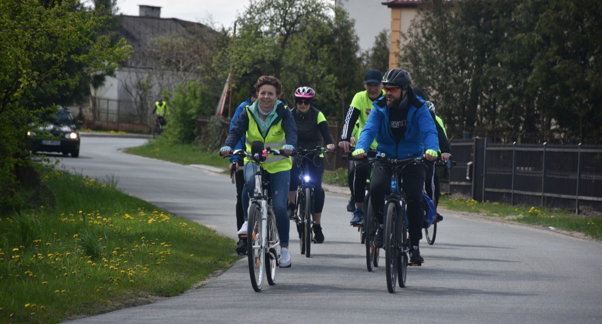 Pokonali kilkadziesiąt kilometrów z biało-czerwoną flagą na rowerach