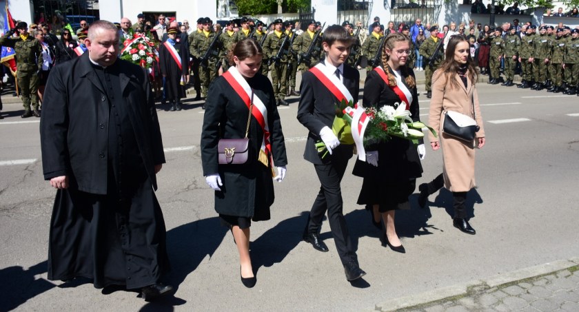 Biała Podlaska: Zgromadzili się przed tablicą upamiętniającą uchwalenie Konstytucji 3 maja