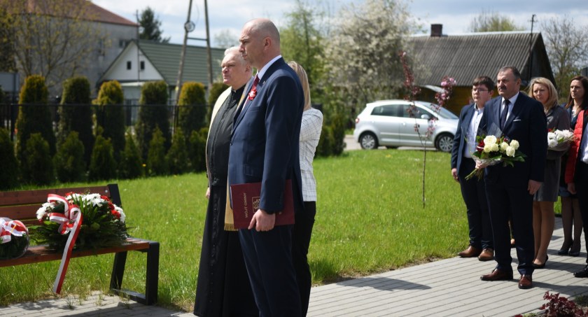 Sosnówka: Złożyli kwiaty pamiętając o Konstytucji 3 maja