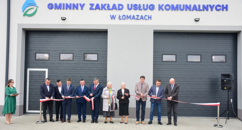 Łomazy: Przecięli wstęgę a ksiądz poświęcił. Nowy budynek zakładu komunalnego i miejsca dla lokalnych przedsiębiorców