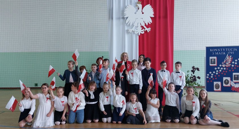Zalesie: Obchody 232. rocznicy Konstytucji 3 Maja w Szkole Podstawowej im. Polski Niepodległej w Zalesiu