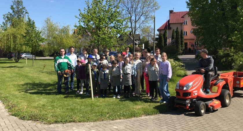 Łomazy: Harcerze, zuchy i wędkarze zasadzili drzewa w Łomazach