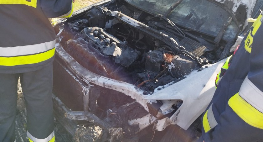 Żerocin: Palił się ford. Jedna osoba lekko poparzona