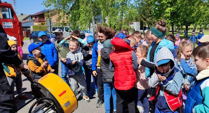 Zalesie: Niezapomniana przygoda ze strażakami! Dzieci ze Szkoły Podstawowej w Zalesiu poznały zawód strażaka 