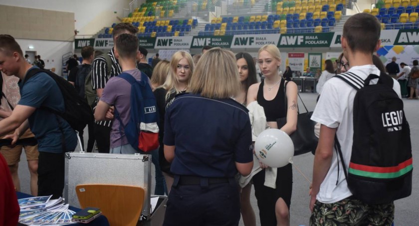 Biała Podlaska: Zapoznali się z ofertami pracy i dalszej edukacji. Odbyły się targi