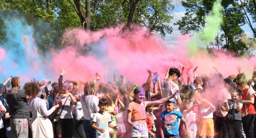 Biała Podlaska: Festiwal kolorów. Obrzucali się kolorowymi proszkami