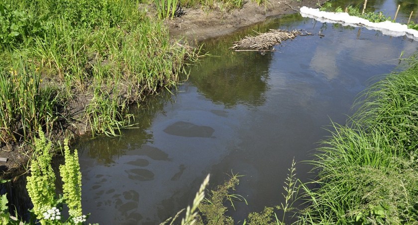 Terespol: Mogli zagrozić zdrowiu i życiu. Wylali substancję do kanału z wodą