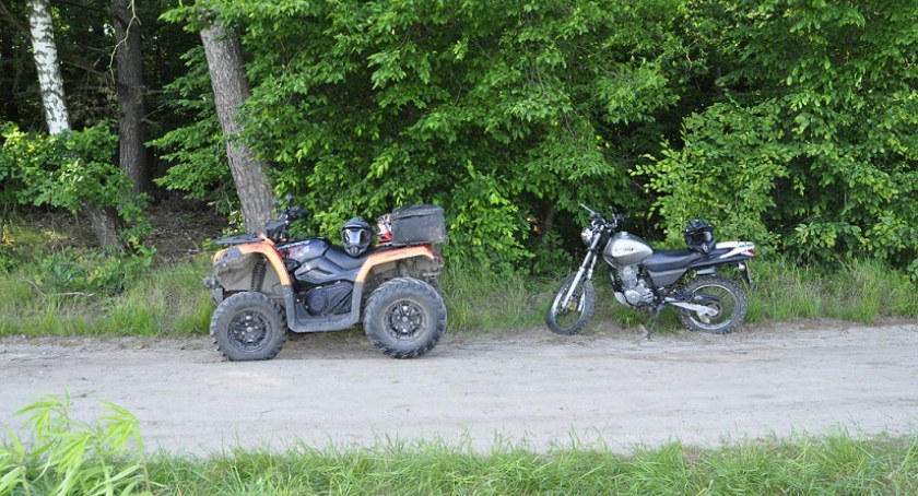 Krasówka: Quad zderzył się z motocyklem. Do wypadku doszło na polnej drodze